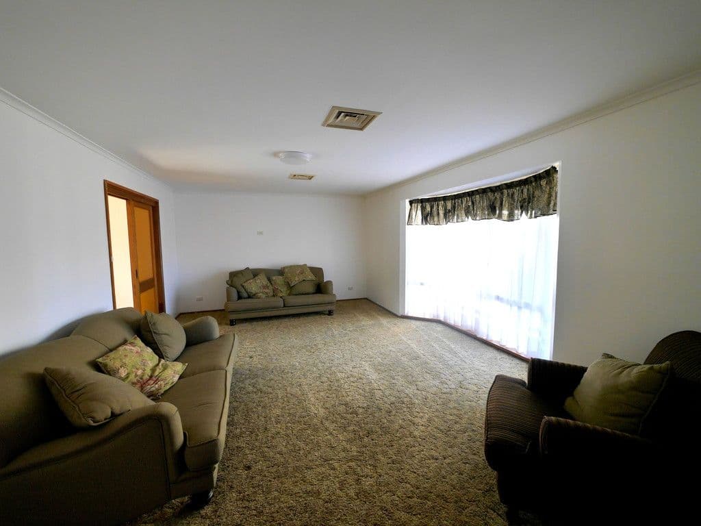 10 Kanangra Street, Cowra - Thumbnail 2
