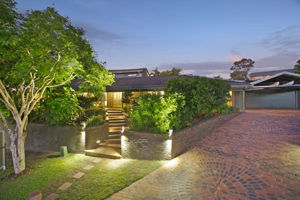 8 Deverton Court, Carindale QLD 4152, Carindale - Image 1