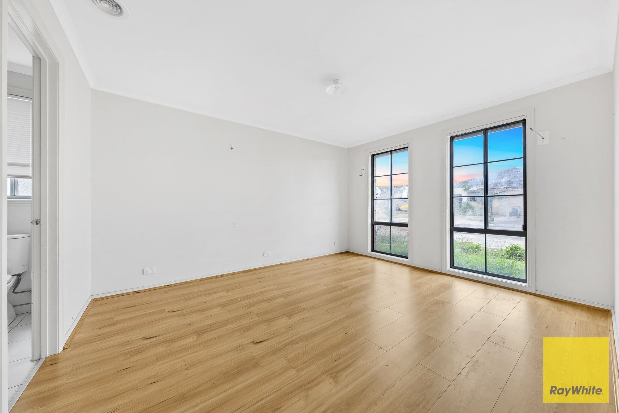 4 Hollows Circuit, Tarneit VIC 3029, Tarneit - Thumbnail 2