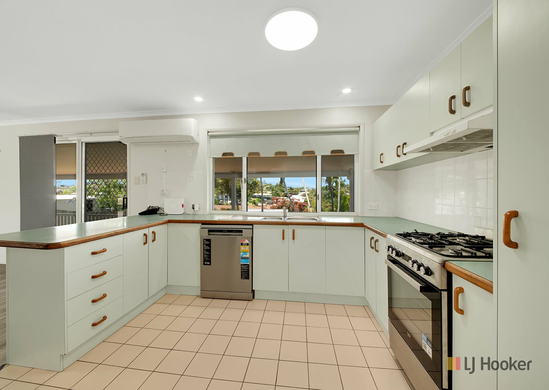 11 Winnecke Road, Tannum Sands, Tannum Sands - Thumbnail 2