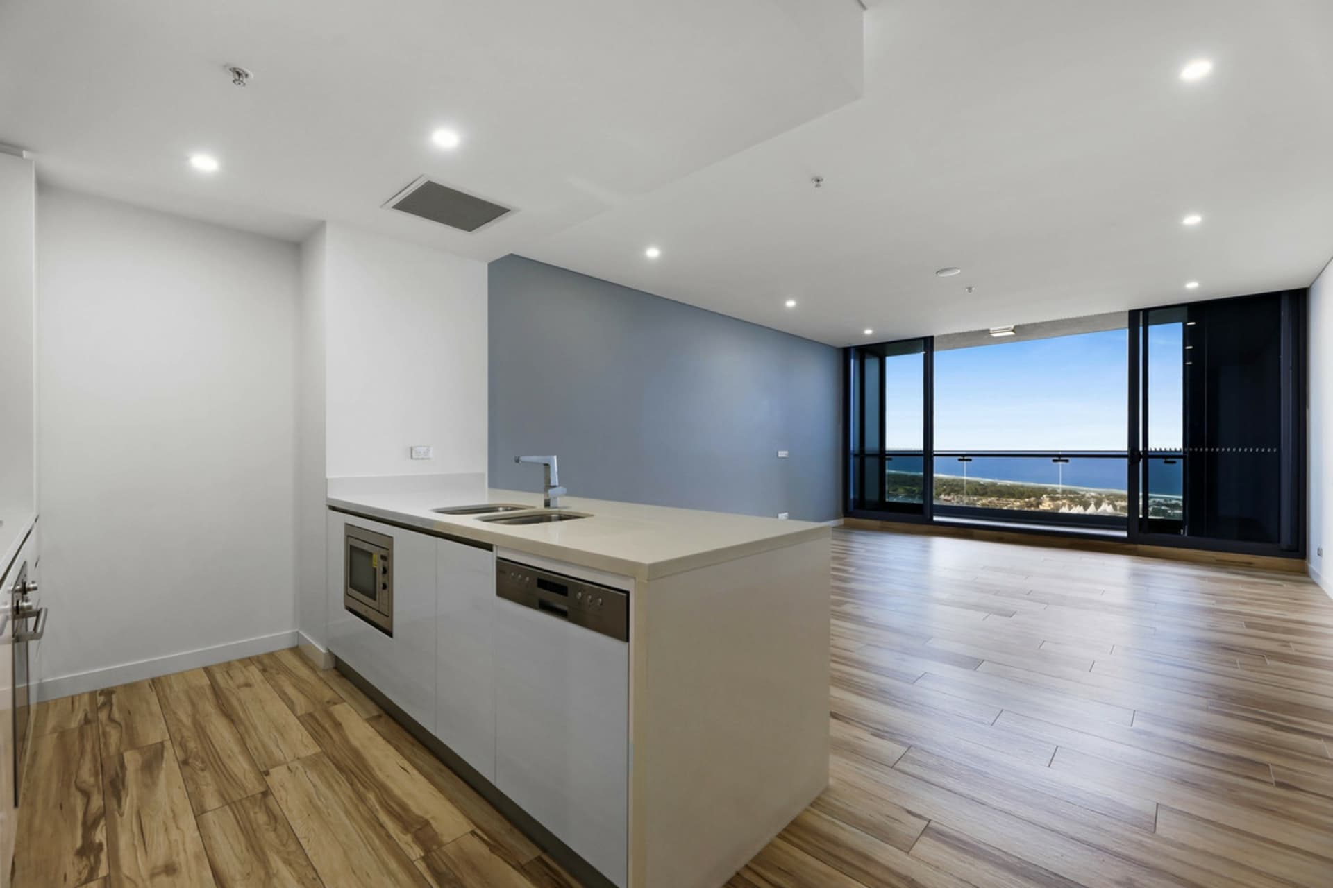 3312/2 Como Crescent, Southport, Southport - Thumbnail 2