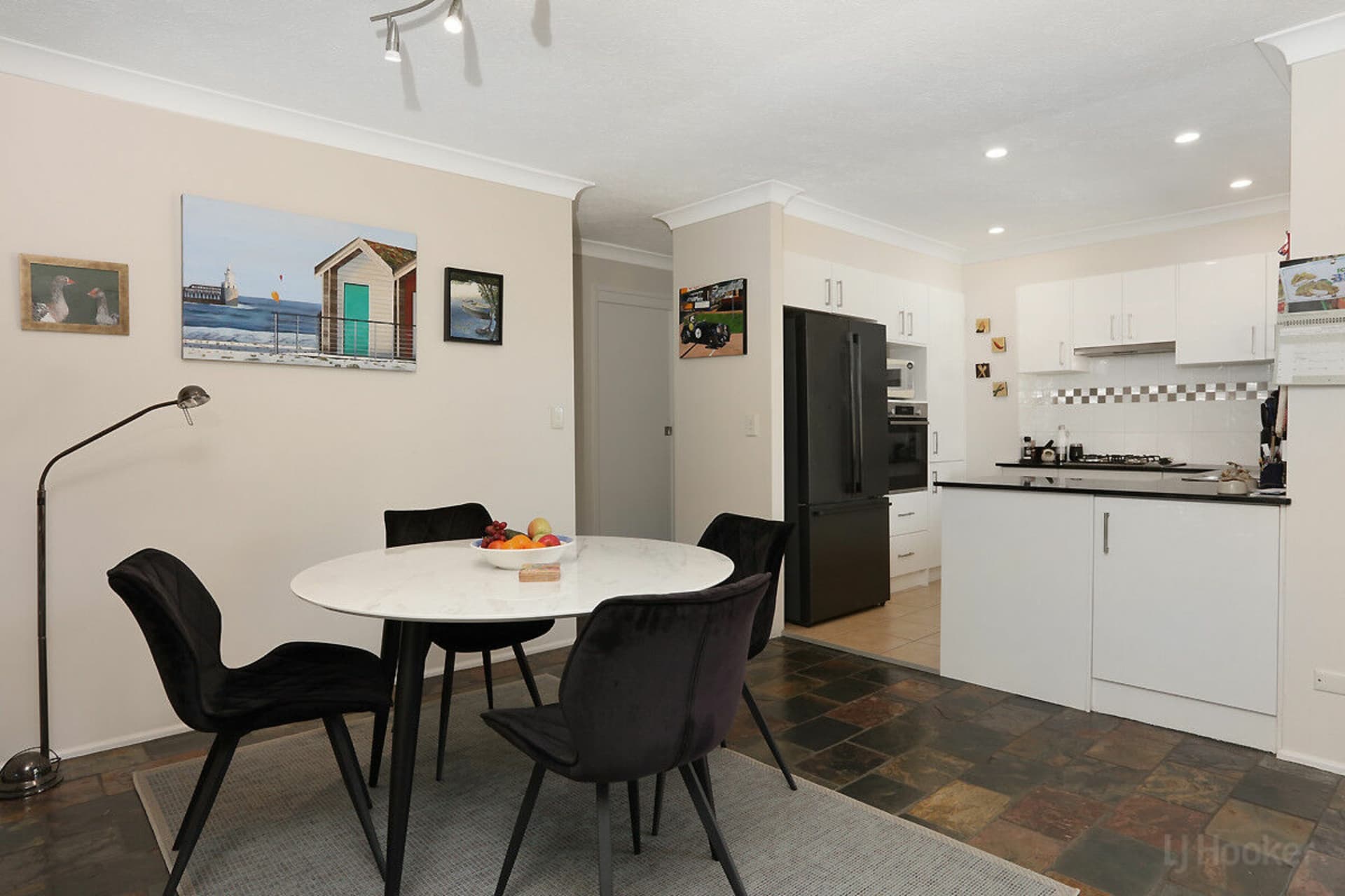 18 Burrendong Road, Coombabah, Coombabah - Thumbnail 4