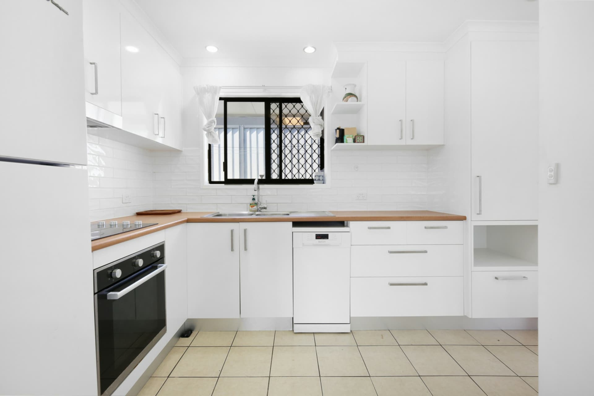1/8 Brolga Avenue, Southport, Southport - Thumbnail 2