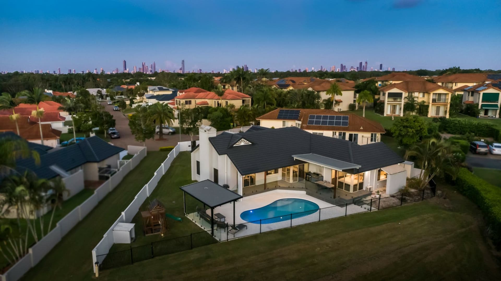 32 Palmcrest Drive, Carrara, Carrara - Thumbnail 3
