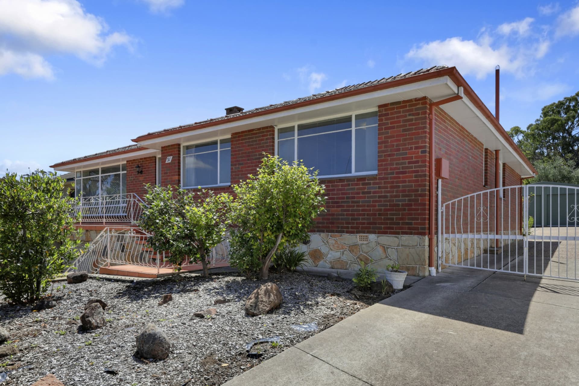 51 Gilmore Crescent, Garran, Garran - Thumbnail 3