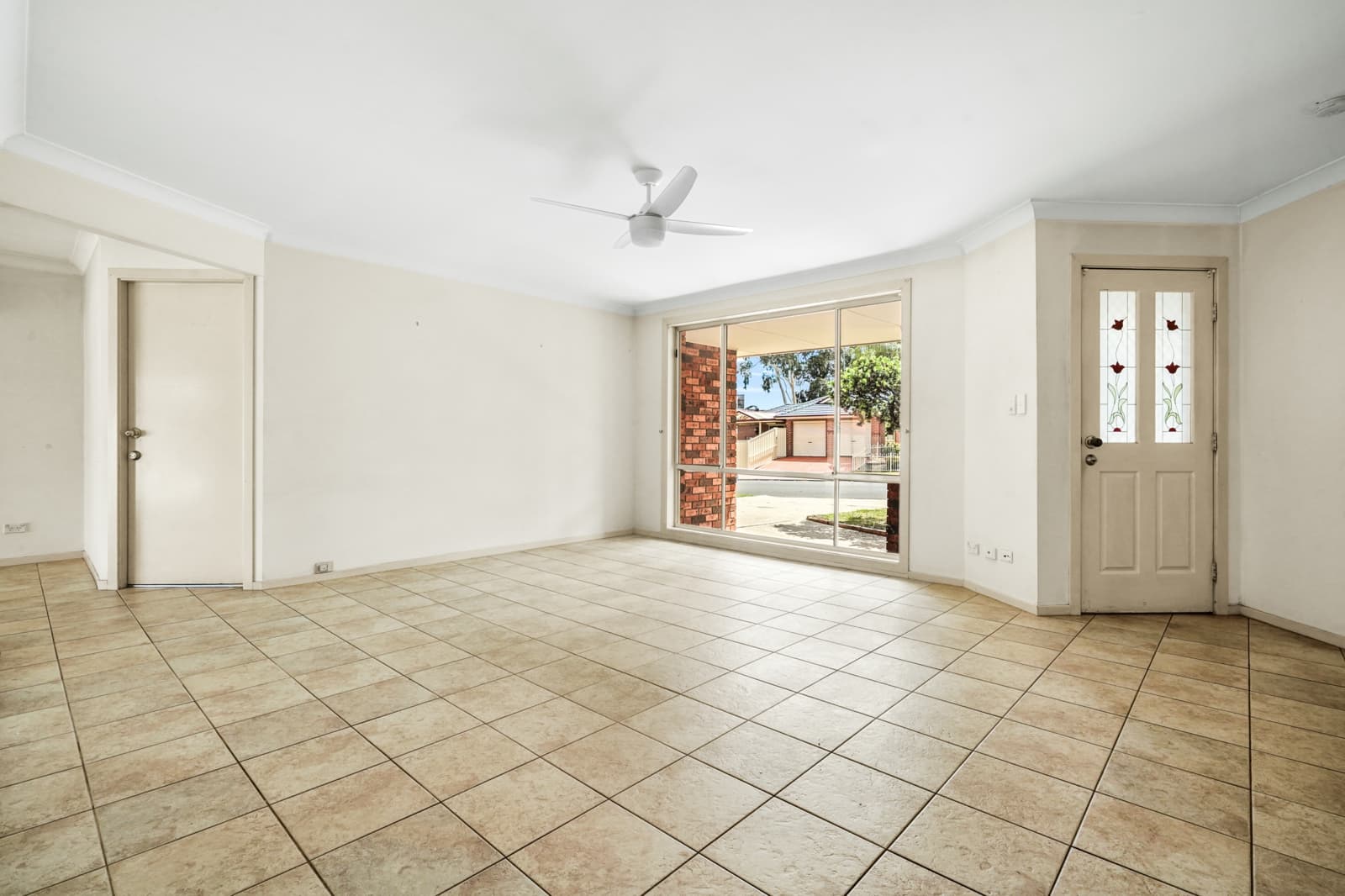 8 Bricketwood Drive,Woodcroft, Woodcroft - Thumbnail 2