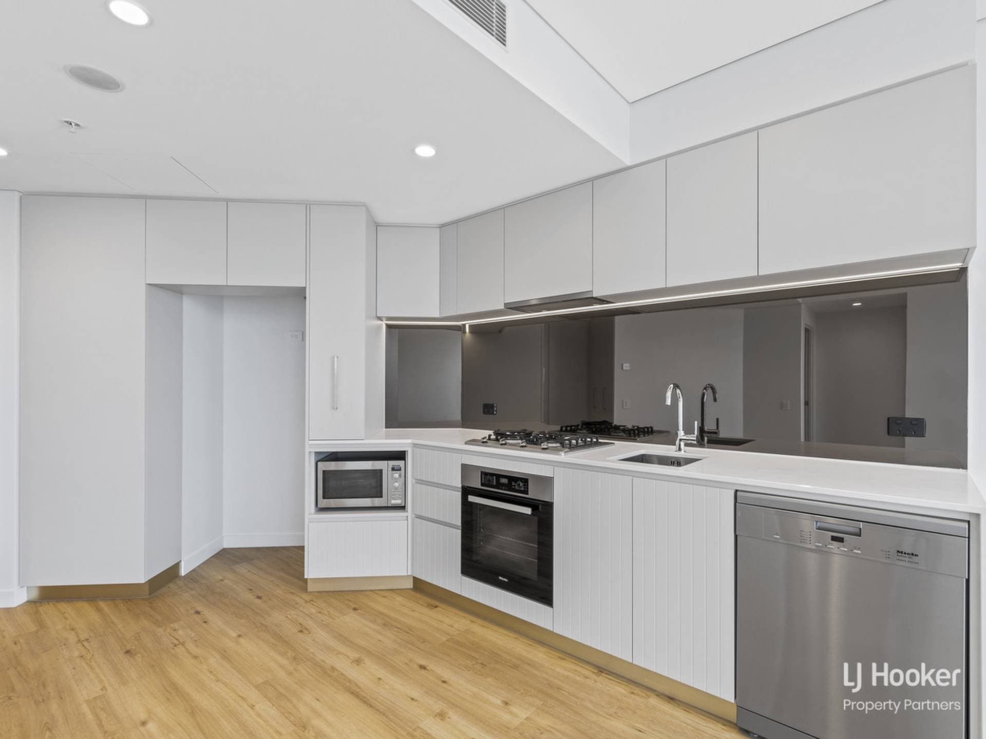 2303/8 Adelaide Street, Brisbane City, Brisbane City - Thumbnail 7