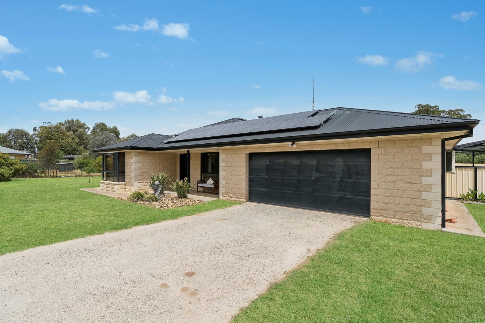 16 Karawatha Drive,Narrandera, Narrandera - Thumbnail 2