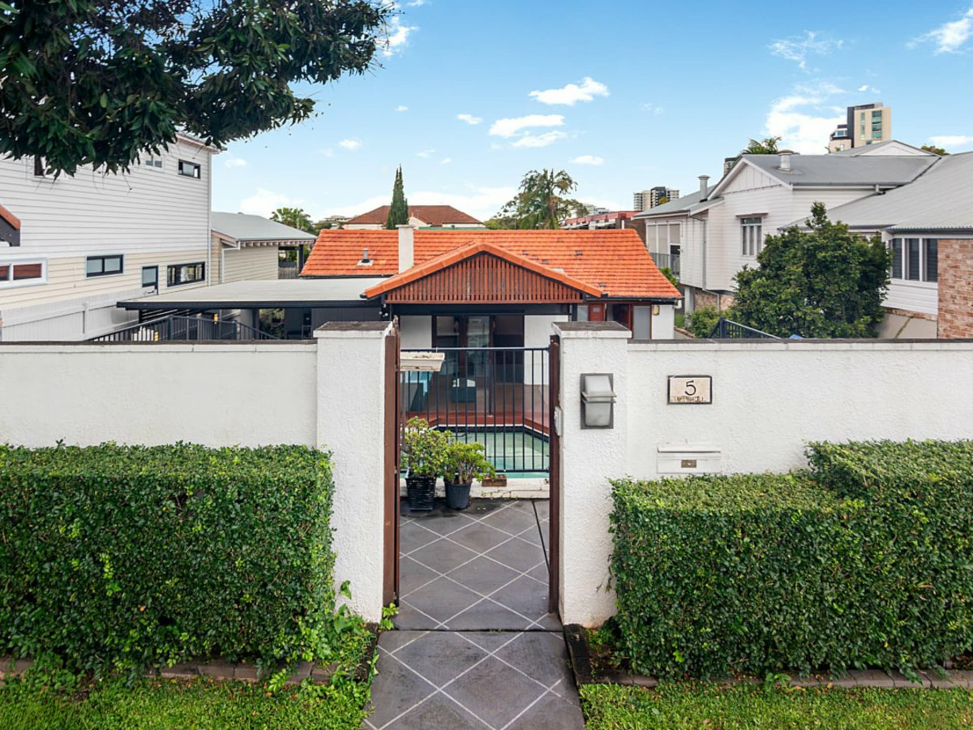 5 Charlton Street, Hamilton, Hamilton - Thumbnail 2