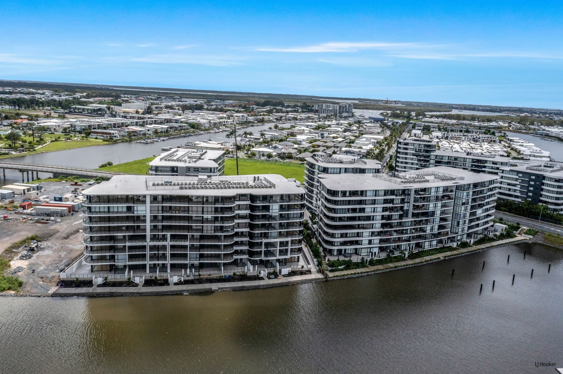 10-12 Sickle Avenue, Hope Island, Hope Island - Thumbnail 2