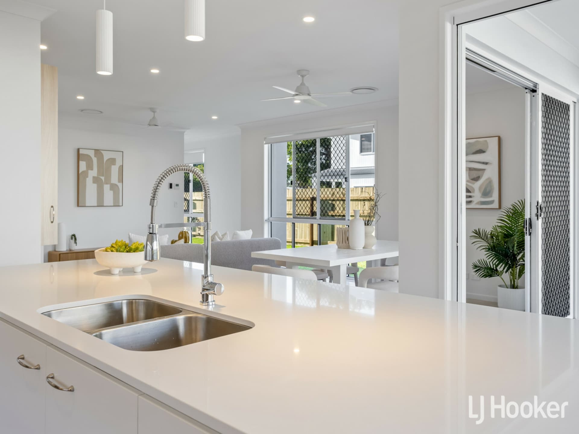 37 King Street, Woody Point, Woody Point - Thumbnail 2