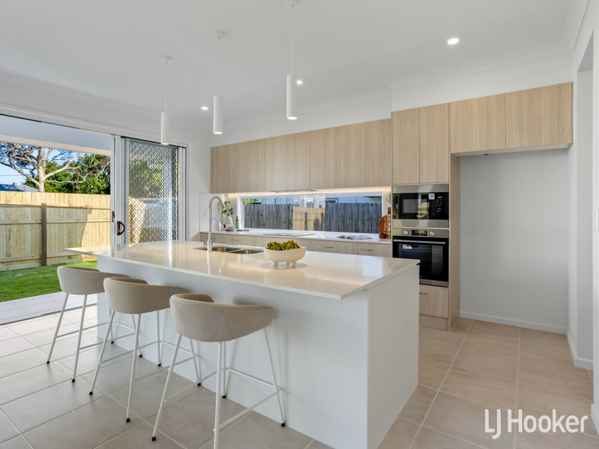 37 King Street, Woody Point, Woody Point - Thumbnail 3