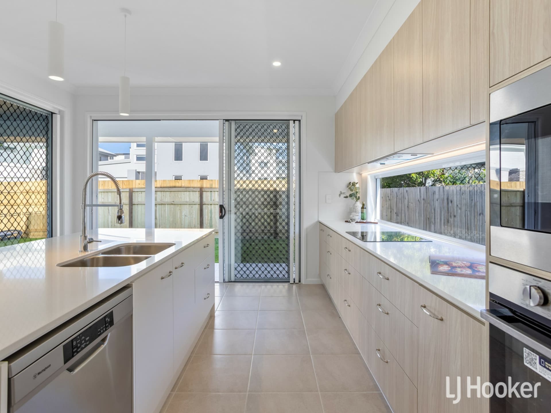 37 King Street, Woody Point, Woody Point - Thumbnail 4