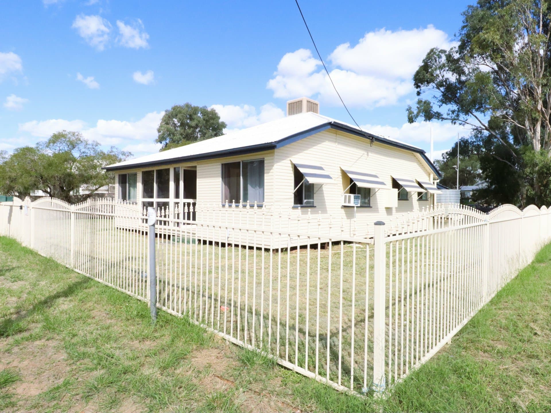 12 Bowen Street, Roma, Roma - Image 1