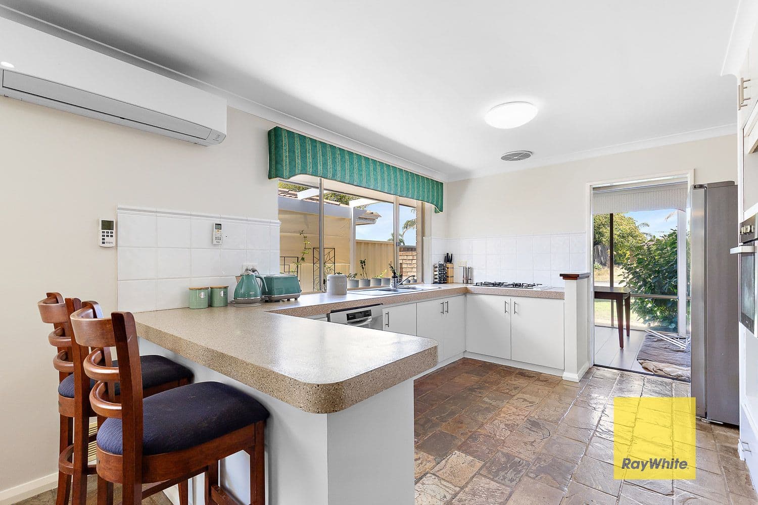 29 Forest Lakes Drive, Thornlie WA 6108, Thornlie - Thumbnail 4
