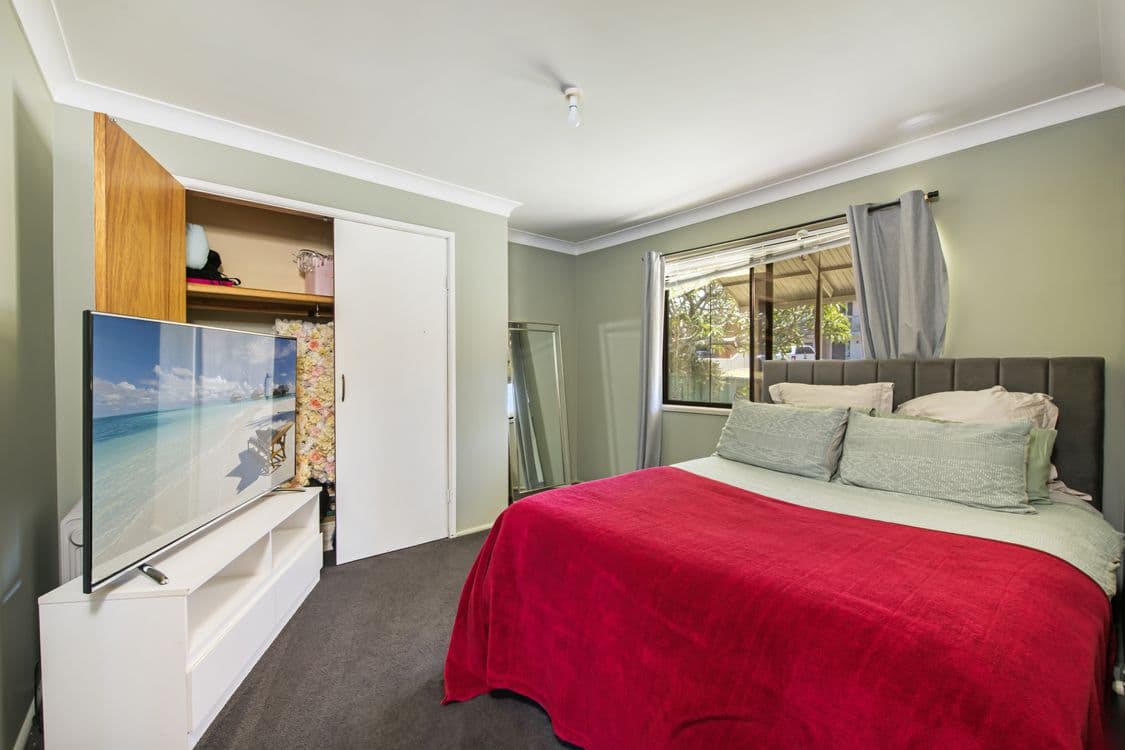 4 Merrendale Avenue, GOROKAN, NSW 2263, Gorokan - Thumbnail 2