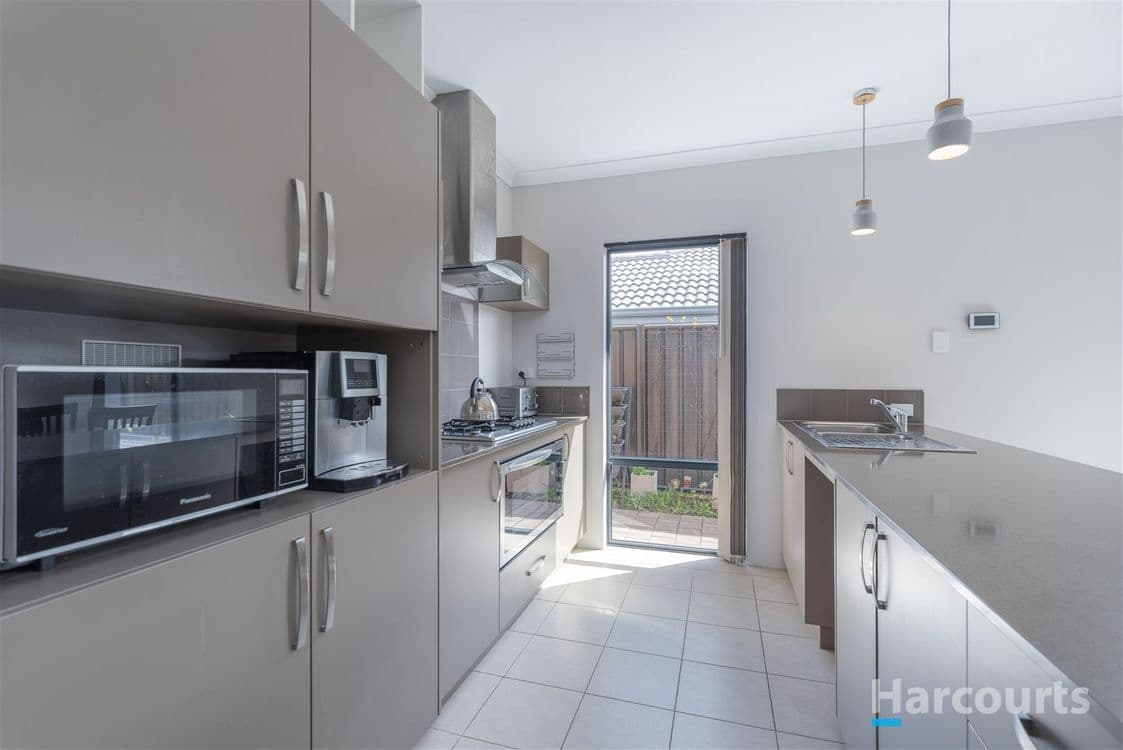 82 Glasshouse Drive, BANKSIA GROVE, WA 6031, Banksia Grove - Thumbnail 4