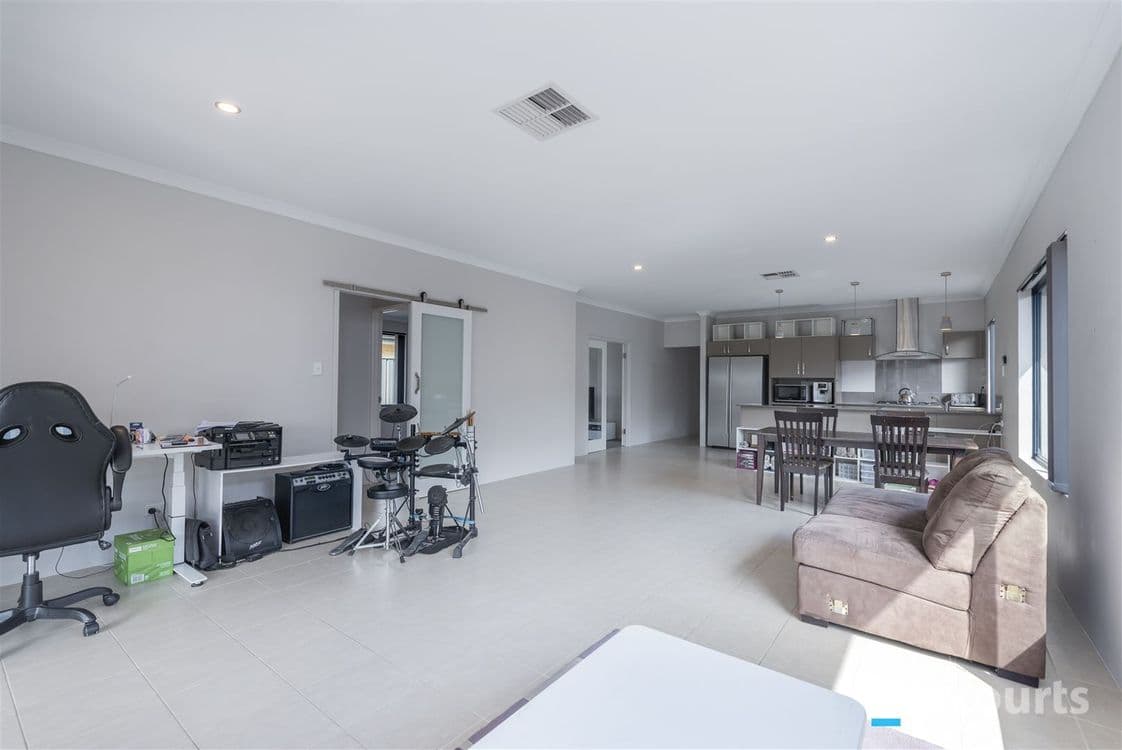 82 Glasshouse Drive, BANKSIA GROVE, WA 6031, Banksia Grove - Thumbnail 6