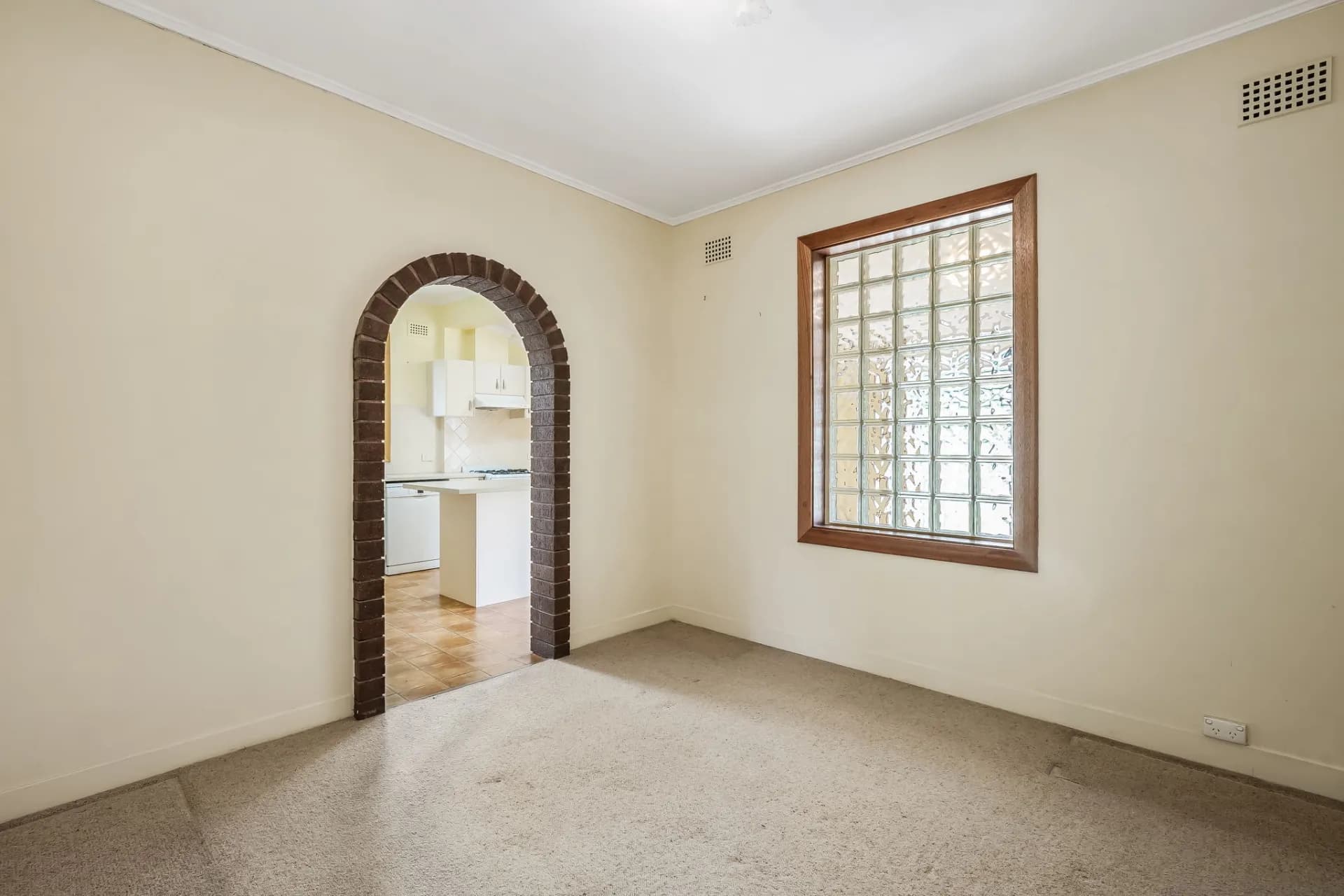 8 Lynton  Avenue, South Plympton., South Plympton - Thumbnail 4