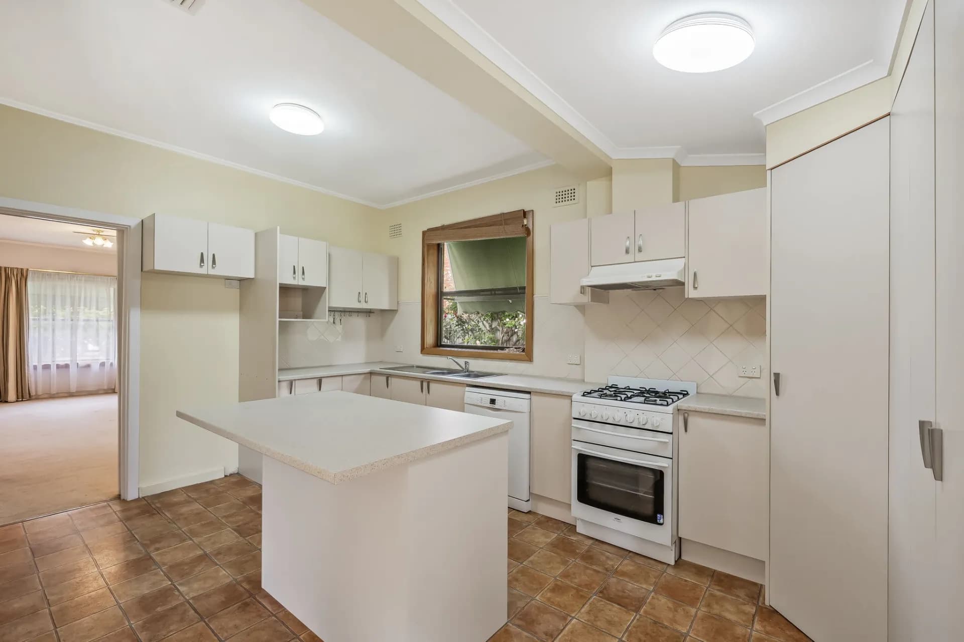 8 Lynton  Avenue, South Plympton., South Plympton - Thumbnail 5
