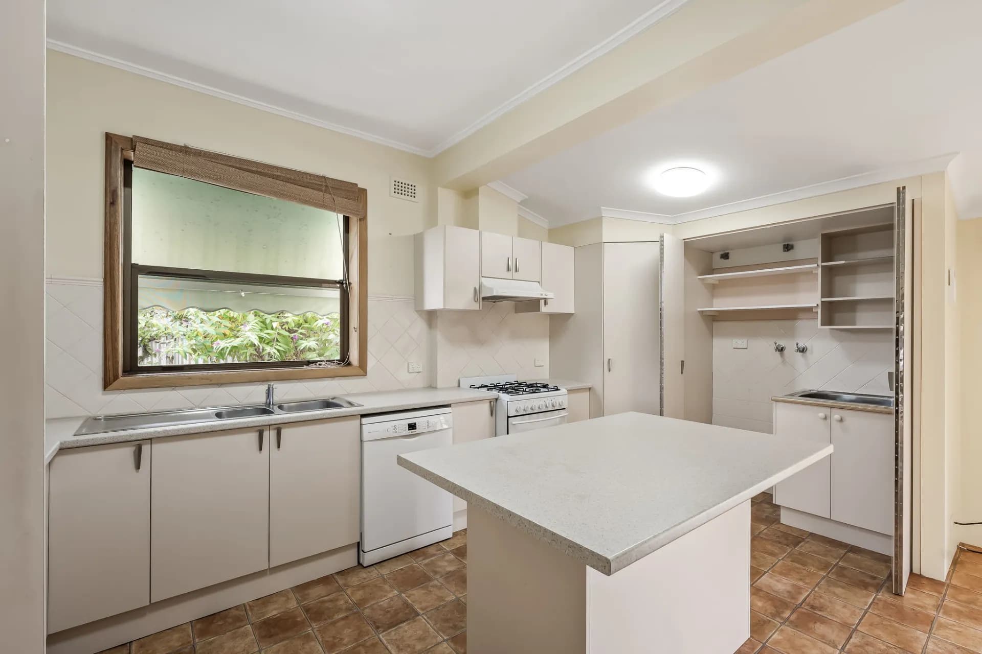 8 Lynton  Avenue, South Plympton., South Plympton - Thumbnail 6