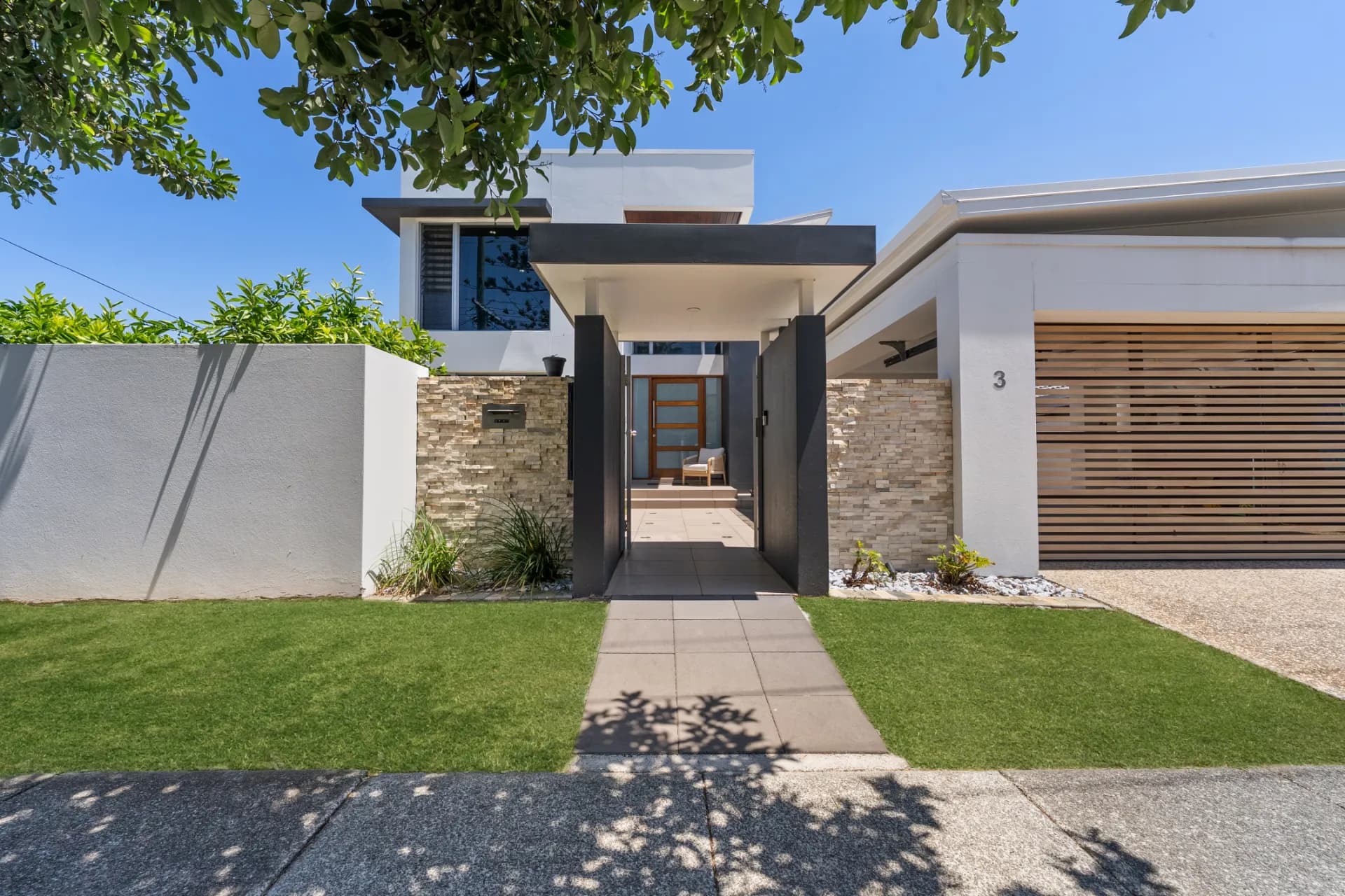 3 Brindisi Avenue, Surfers Paradise - Thumbnail 2