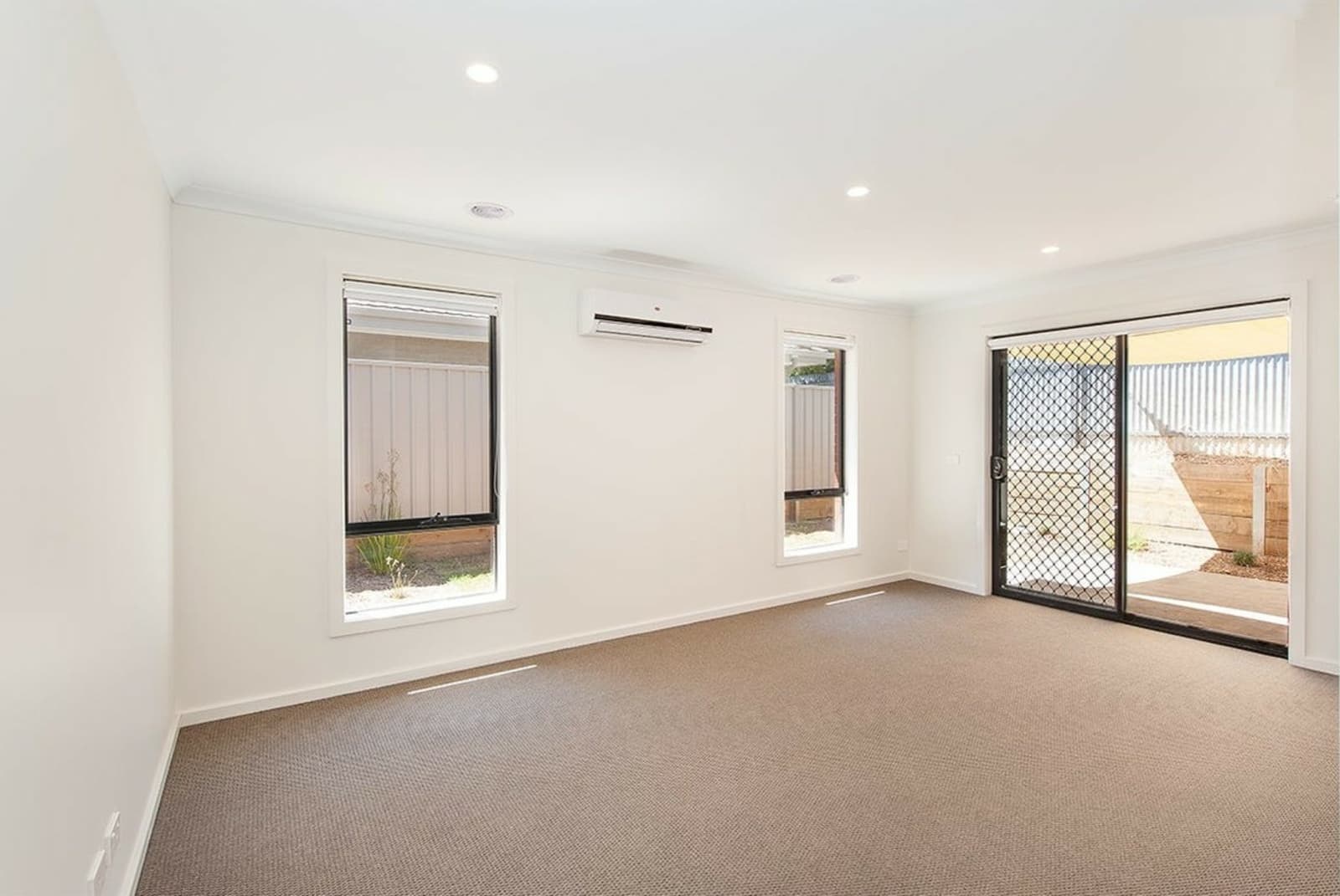 24 Brookfields Mews,Lavington, Lavington - Thumbnail 2