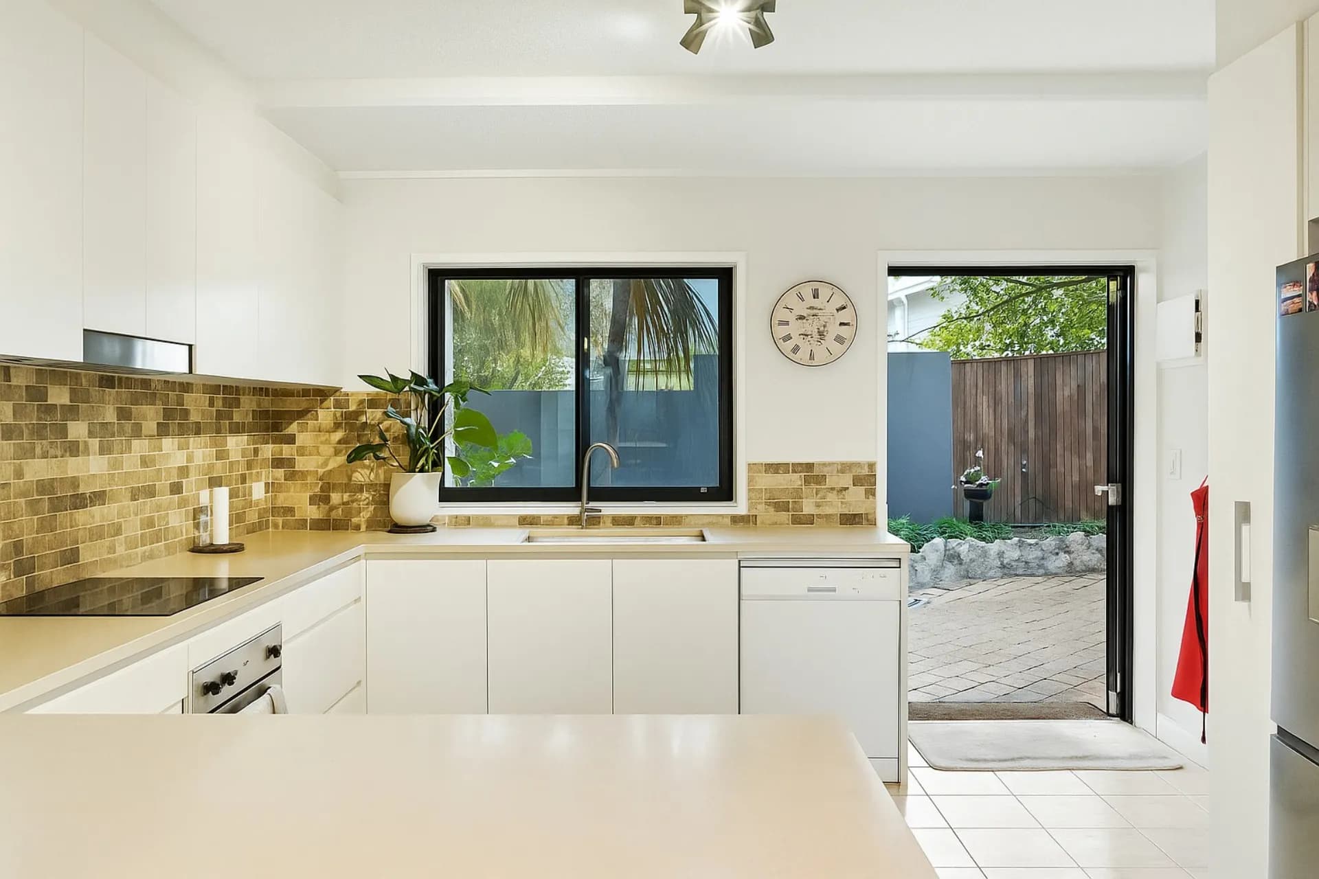 2 Orealla Crescent, Sunrise Beach - Thumbnail 2