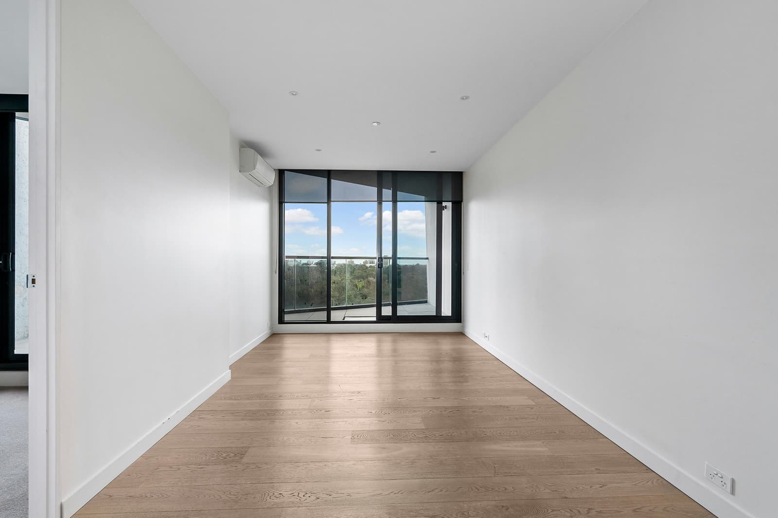 707/77 Queens Road,Melbourne, Melbourne - Thumbnail 2