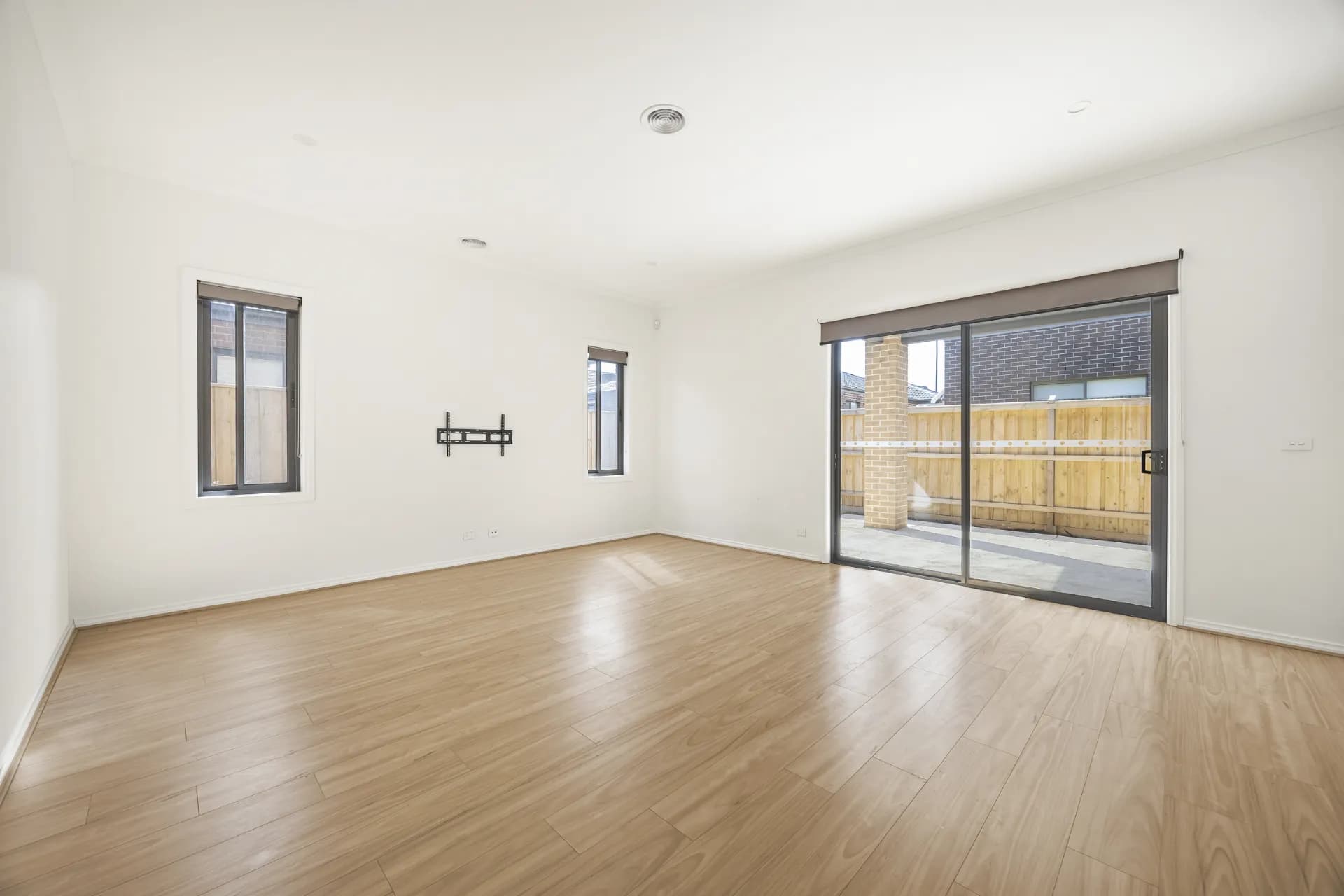 19 Wildlife Circuit, Fraser Rise - Thumbnail 4