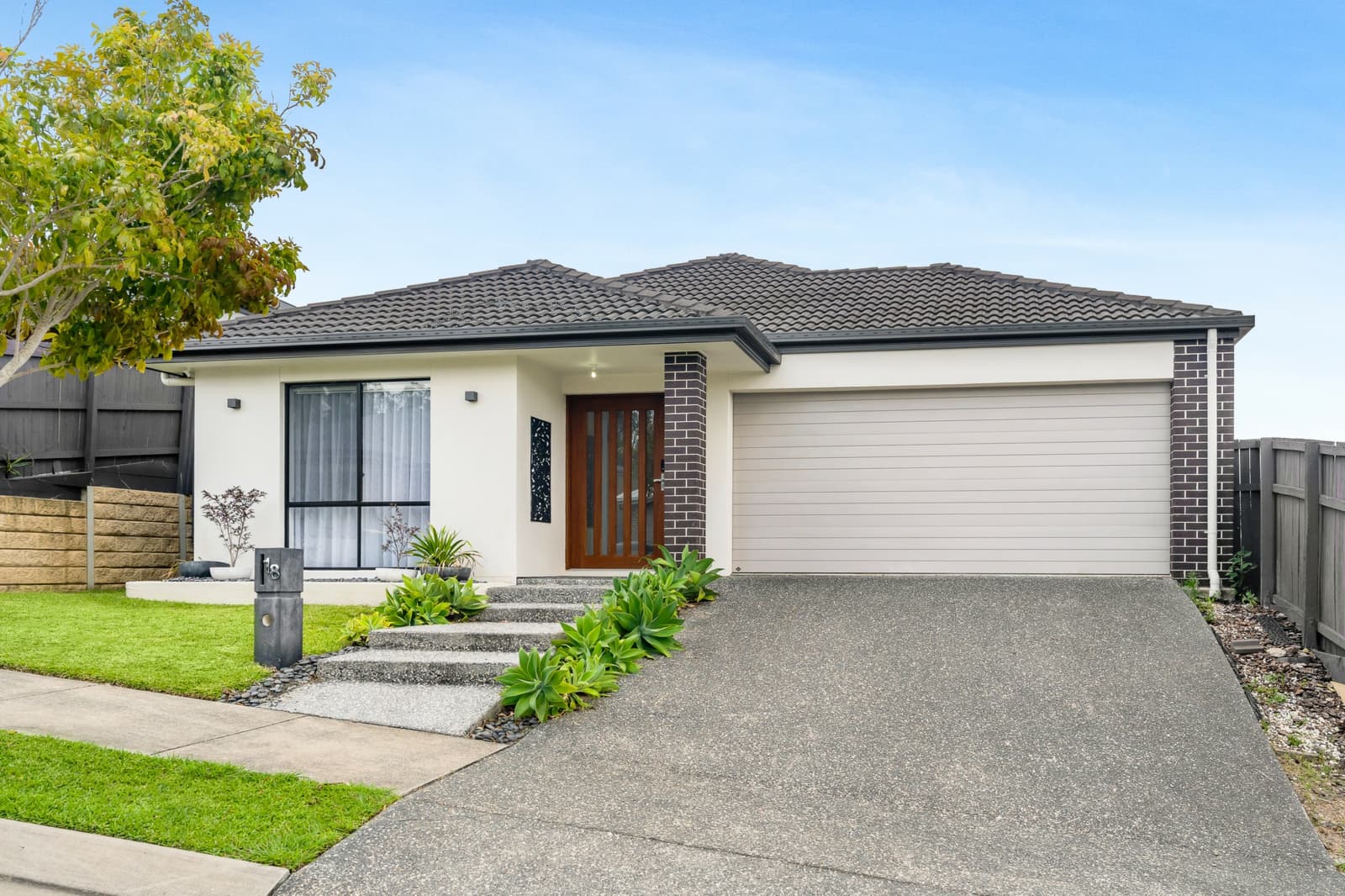 18 Oxenham Circuit,Augustine Heights, Augustine Heights - Thumbnail 2