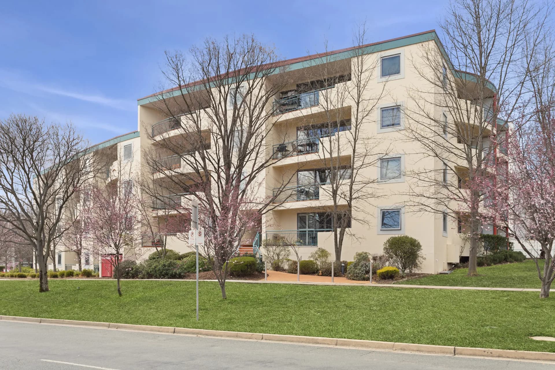 403/107 Canberra  Avenue, Griffith., Griffith - Thumbnail 2