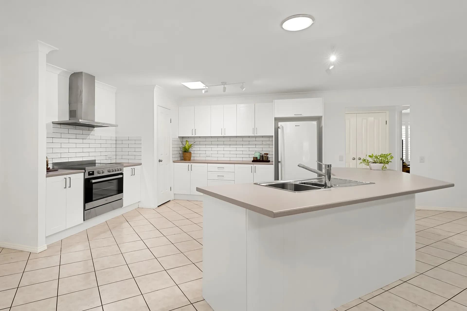 33 Parkside Crescent, The Gap., The Gap - Thumbnail 3
