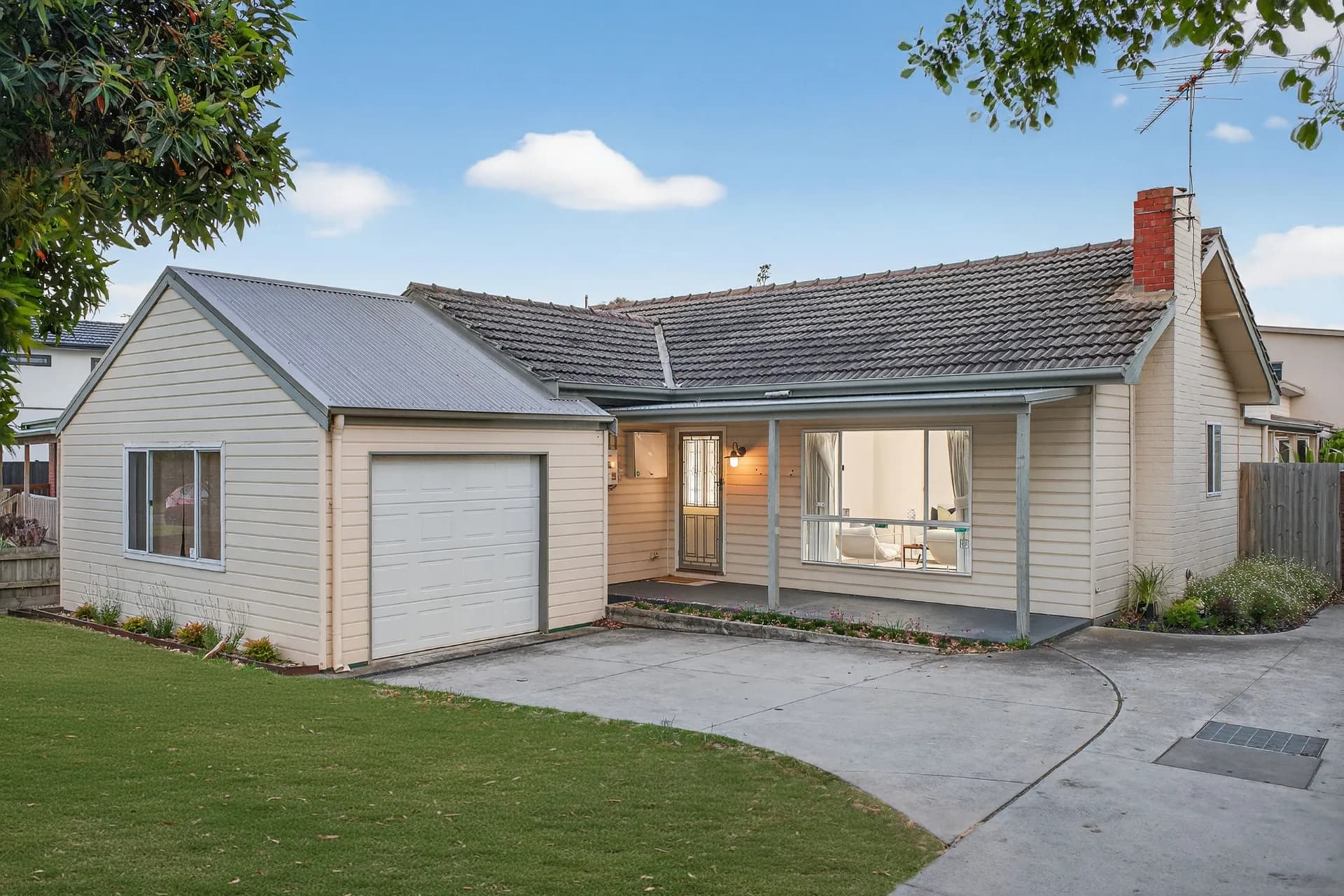 19 Lawson Crescent, Rosebud., Rosebud - Thumbnail 2