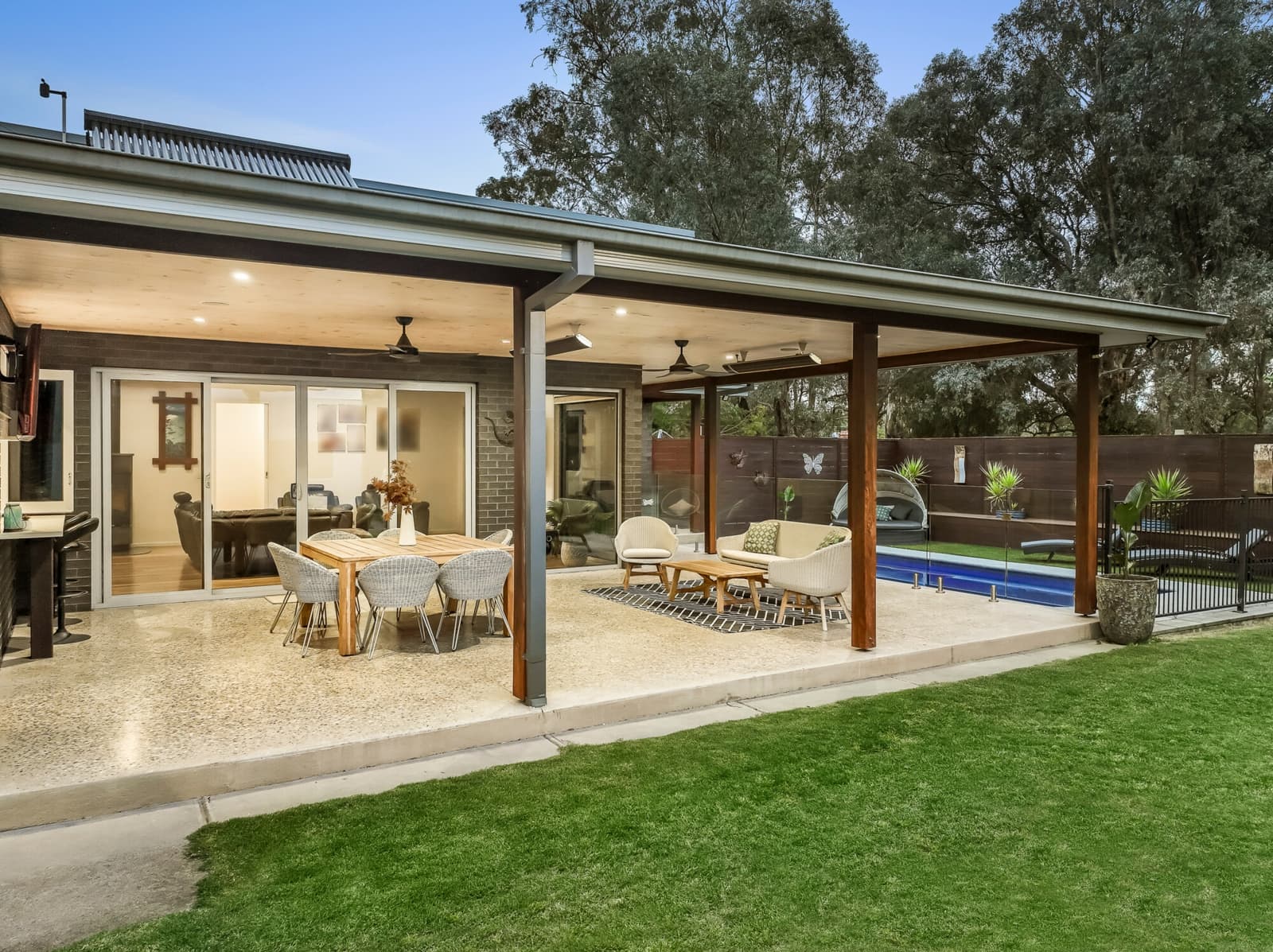 2 Village Court,Mansfield, Mansfield - Thumbnail 2