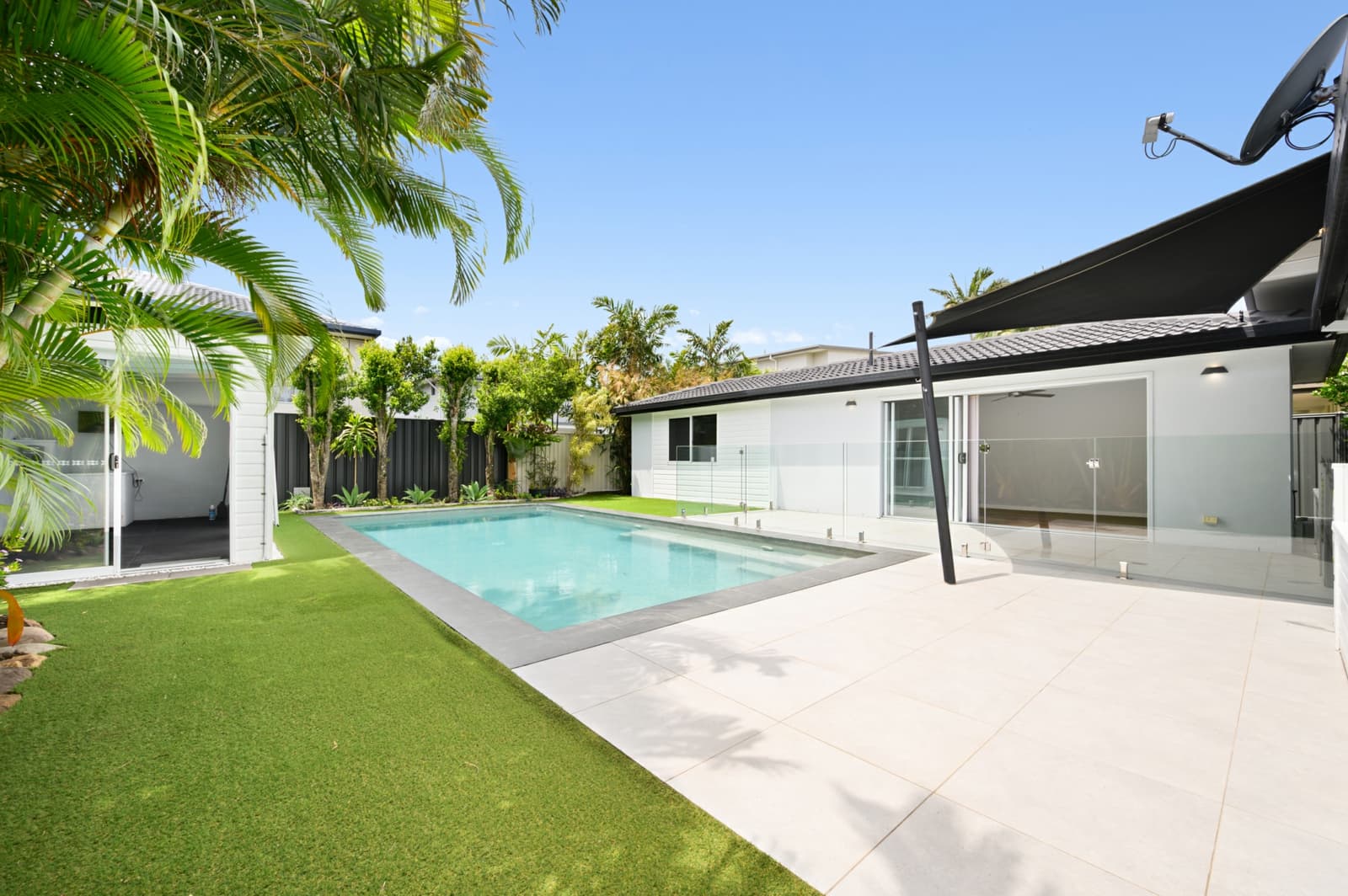 19 Shoveller Avenue,Paradise Point, Paradise Point - Thumbnail 2