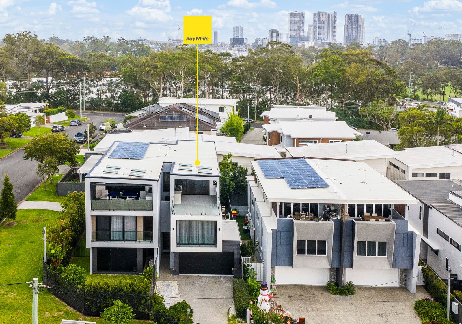 17 Deauville Drive, Southport - Image 1