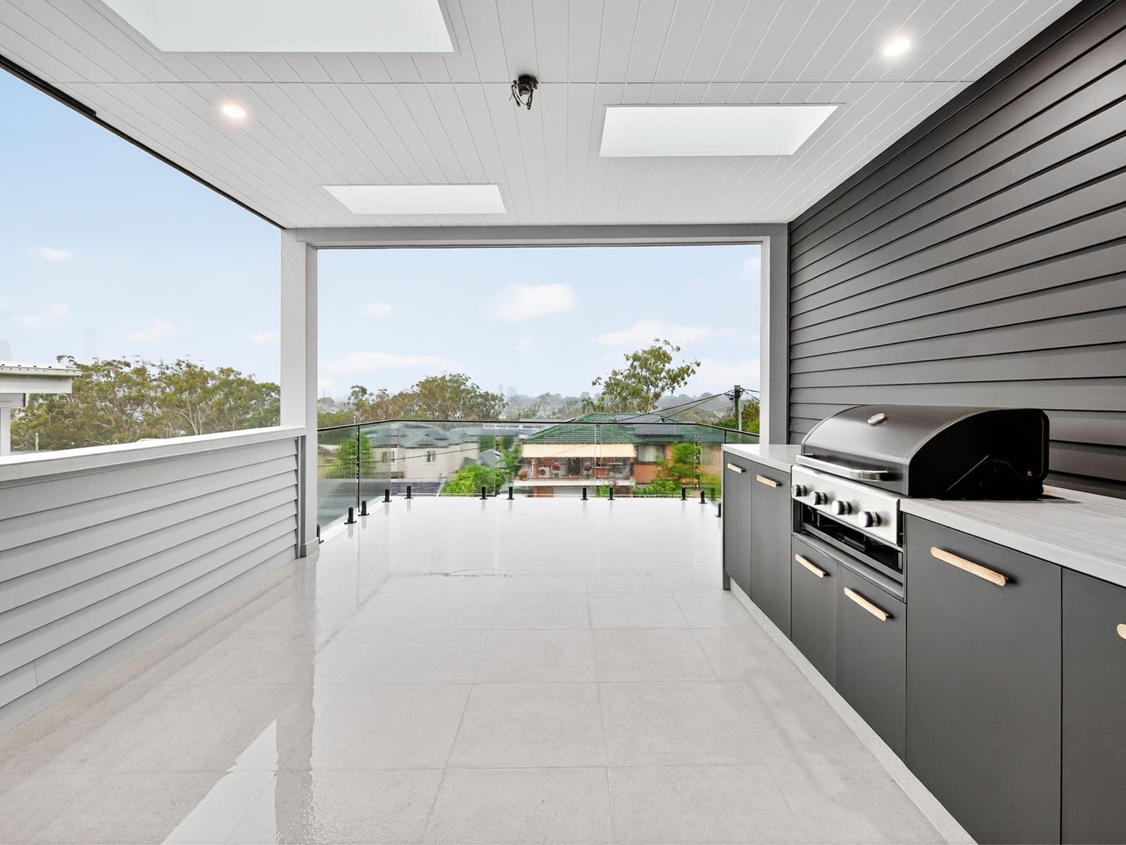 17 Deauville Drive, Southport - Thumbnail 3