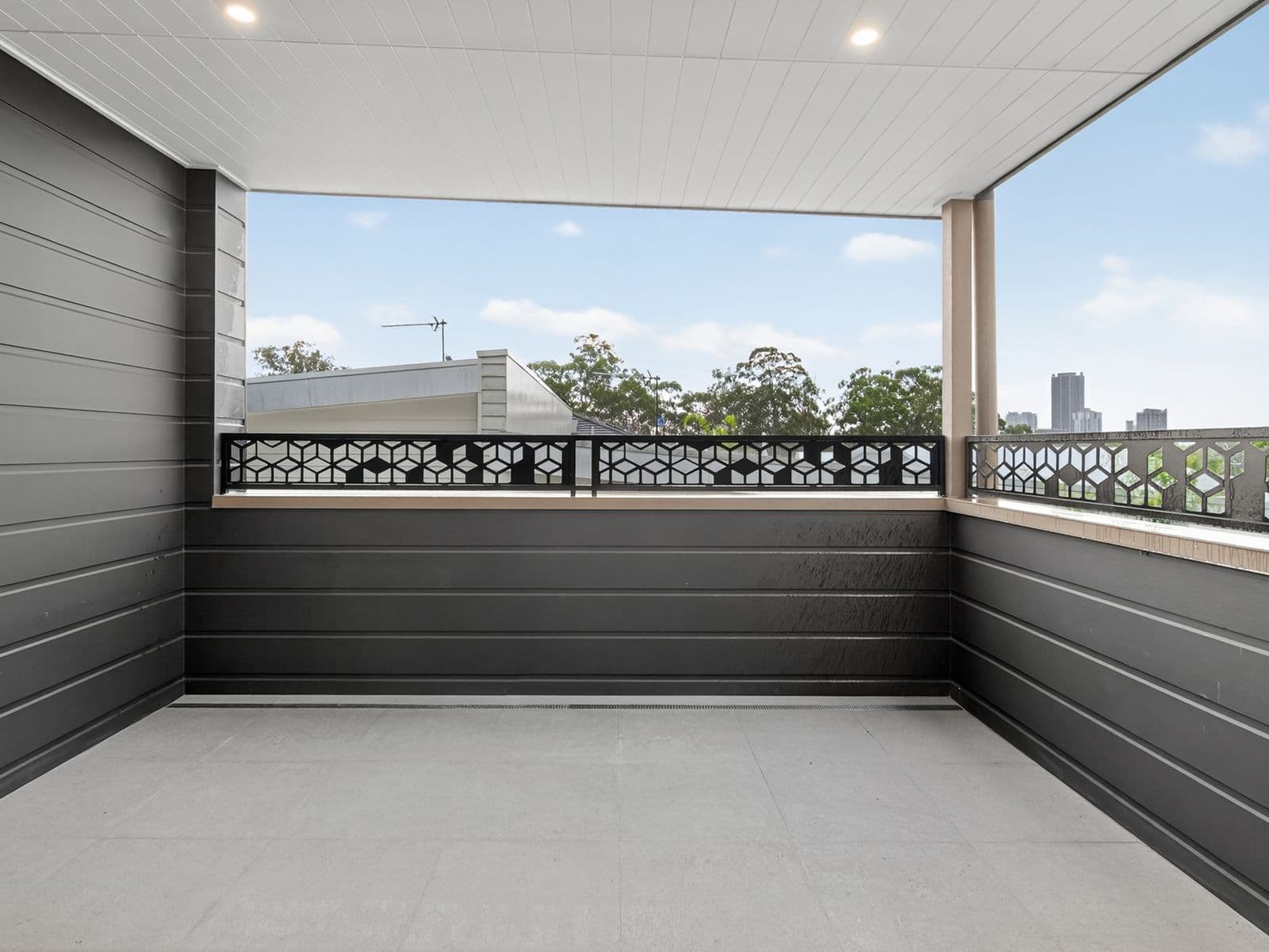 17 Deauville Drive, Southport - Thumbnail 6
