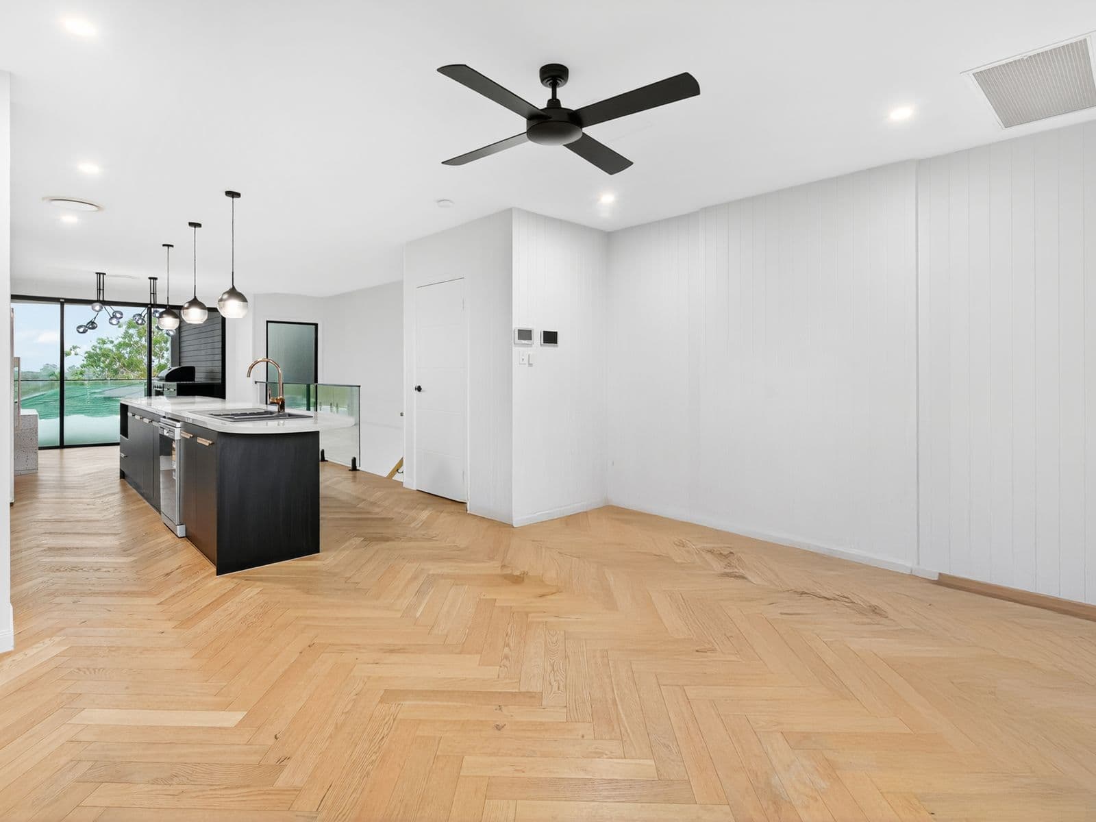 17 Deauville Drive, Southport - Thumbnail 8