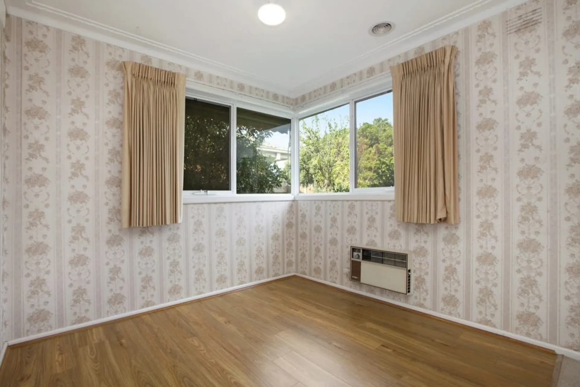 10 Club Avenue, Kingsbury - Thumbnail 3