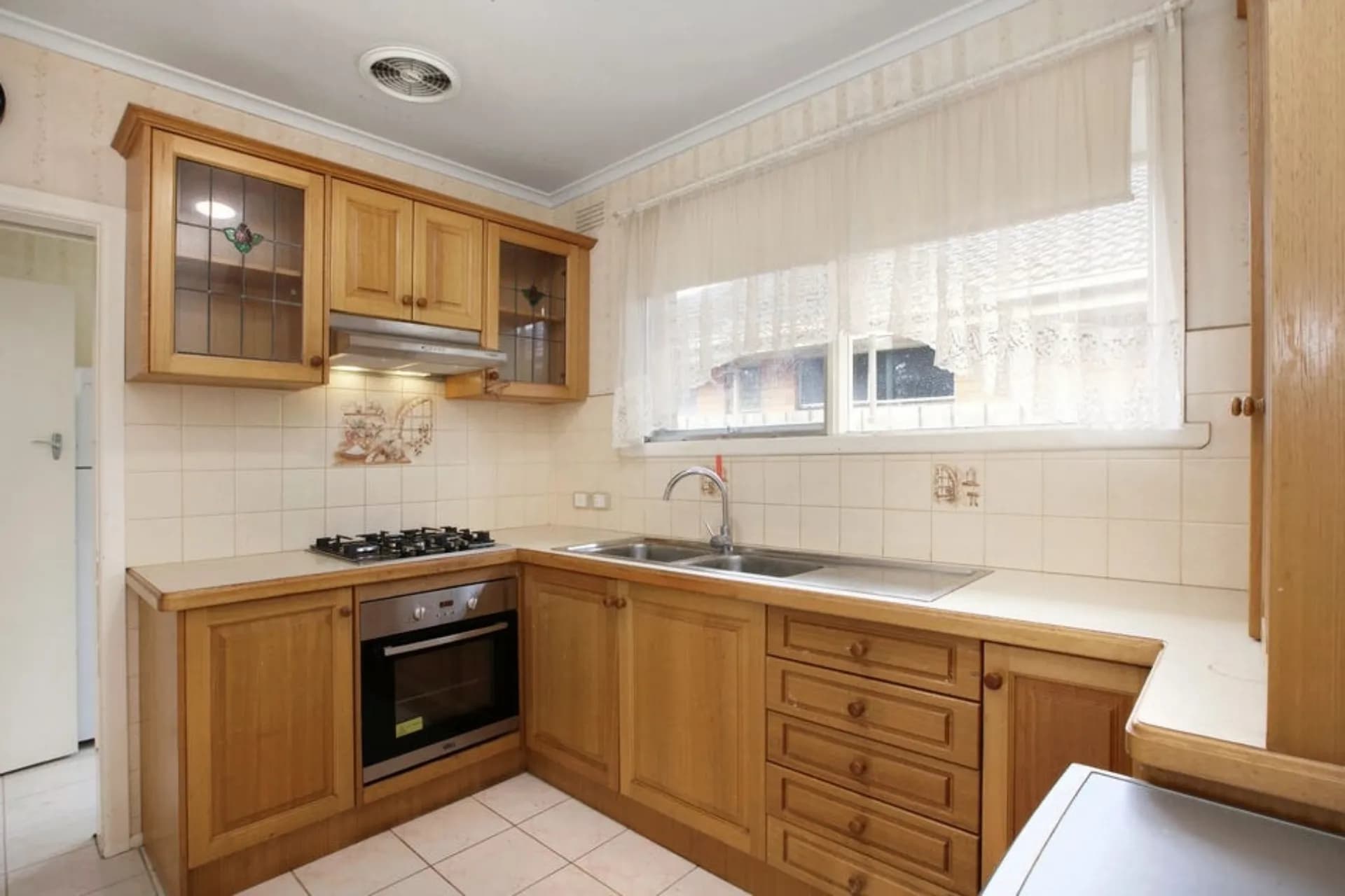 10 Club Avenue, Kingsbury - Thumbnail 4