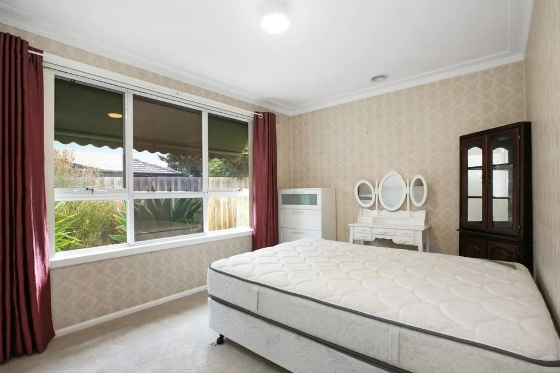 10 Club Avenue, Kingsbury - Thumbnail 5