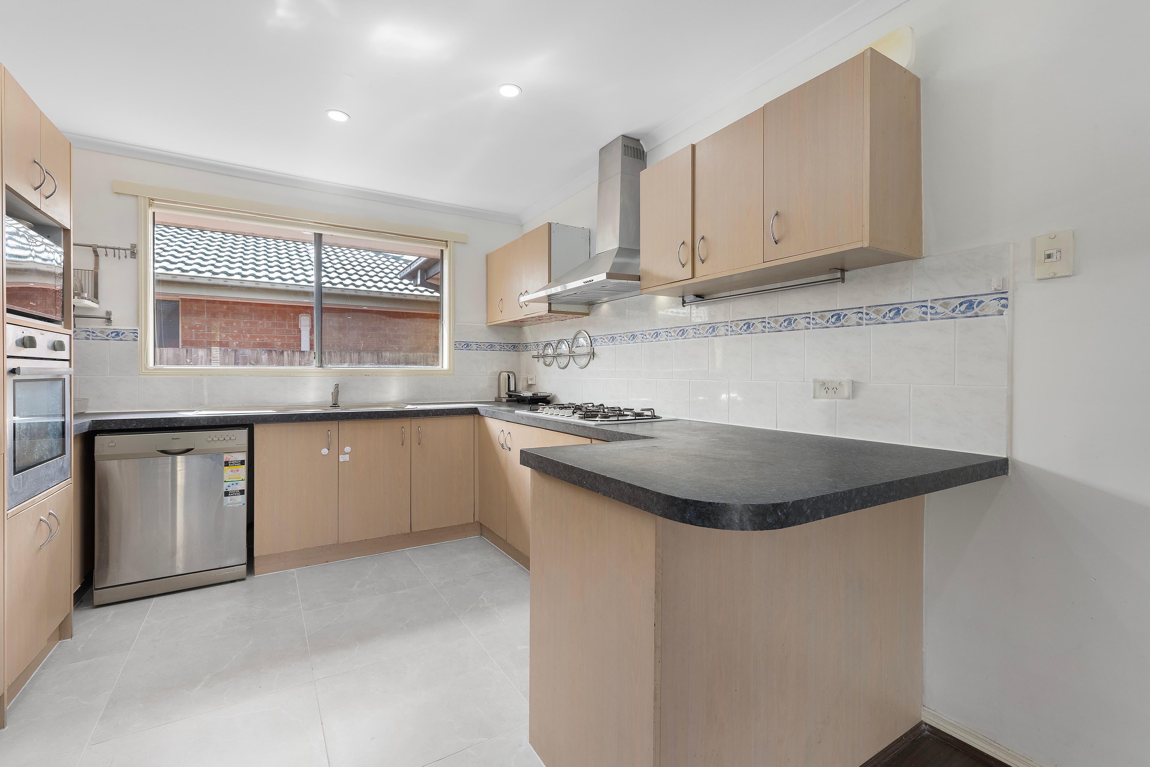 18 Chatham Close, Cranbourne East VIC 3977, Cranbourne East - Thumbnail 2