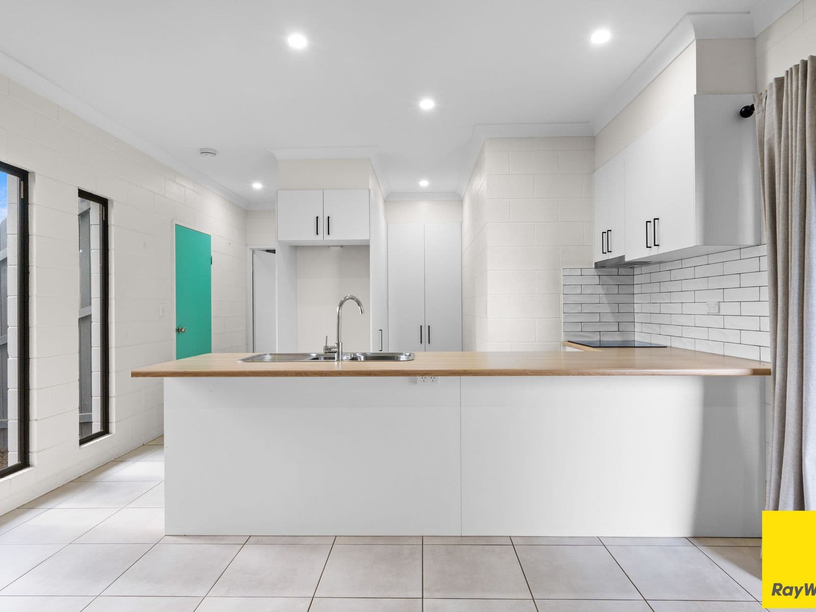 7 Whitton Street, White Rock - Thumbnail 2