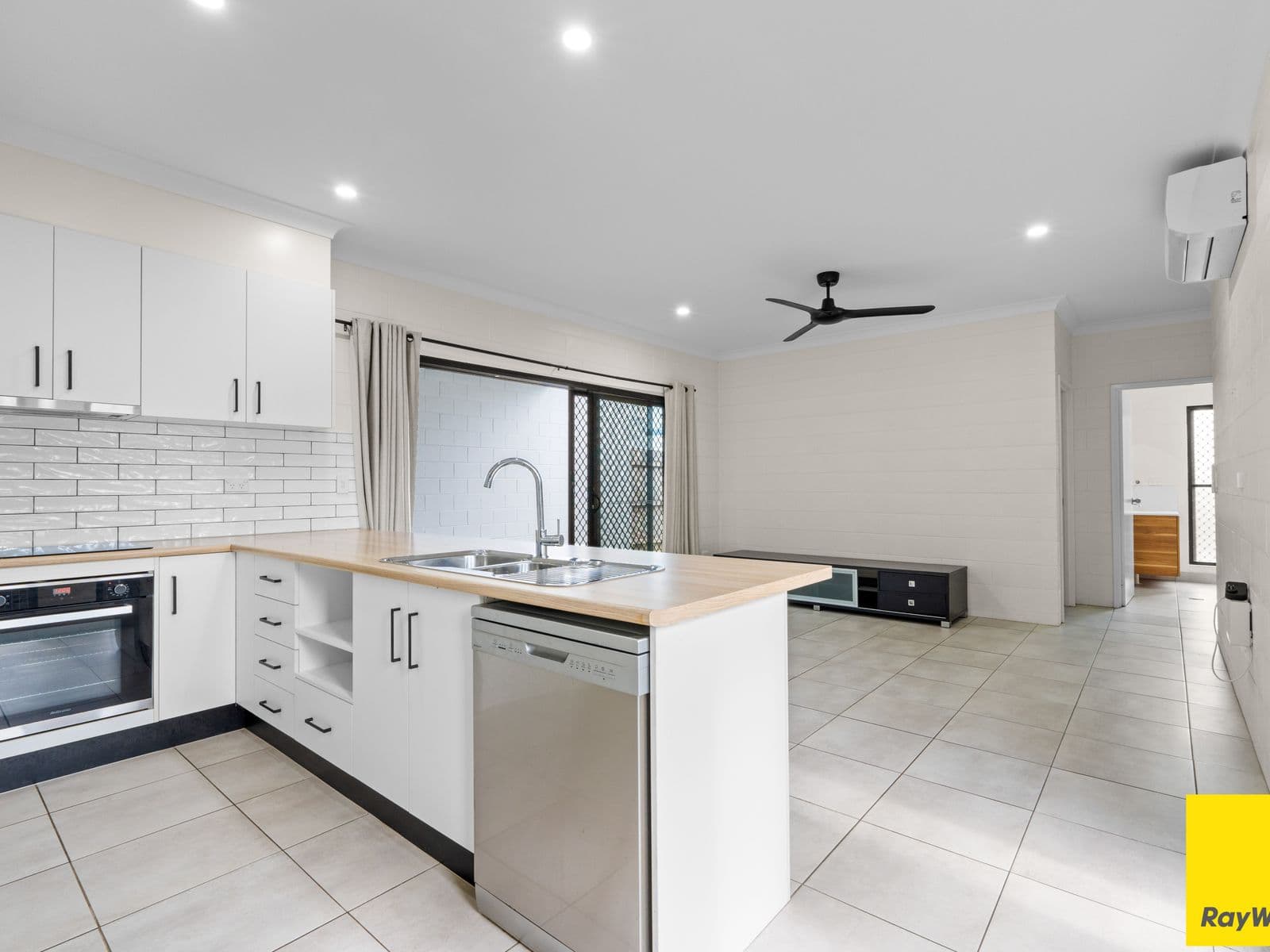 7 Whitton Street, White Rock - Thumbnail 3