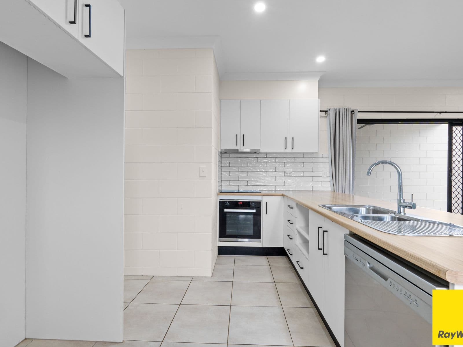 7 Whitton Street, White Rock - Thumbnail 4