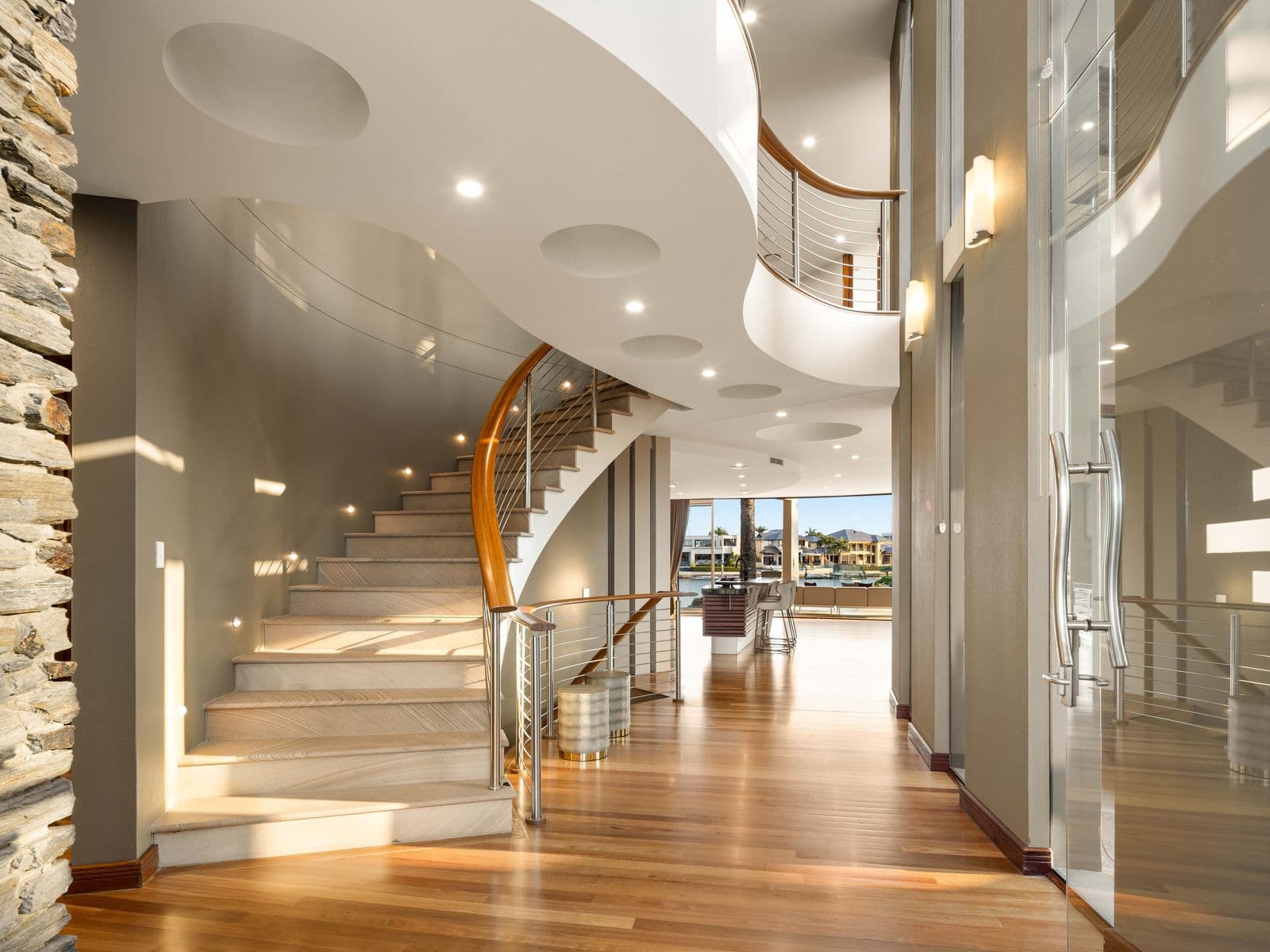 31 The Sovereign Mile, Paradise Point - Thumbnail 3