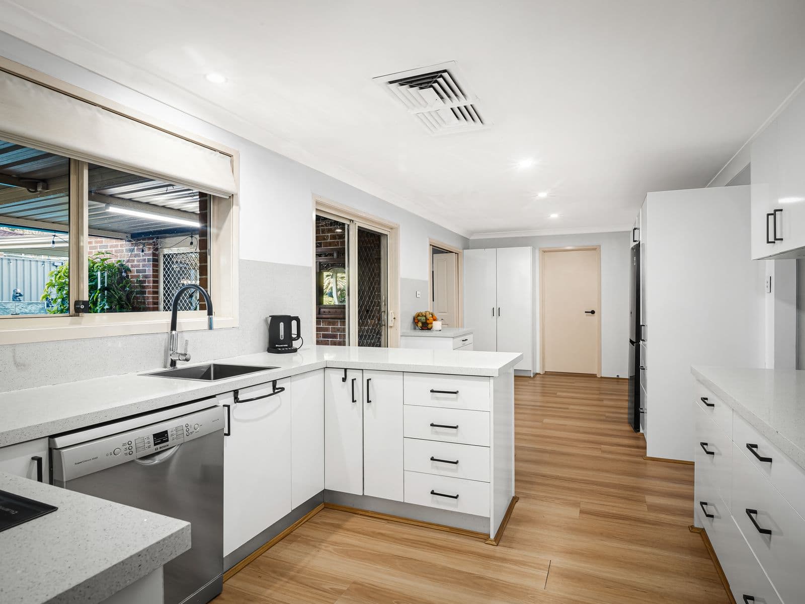 48 Thompson Crescent, Glenwood - Thumbnail 6