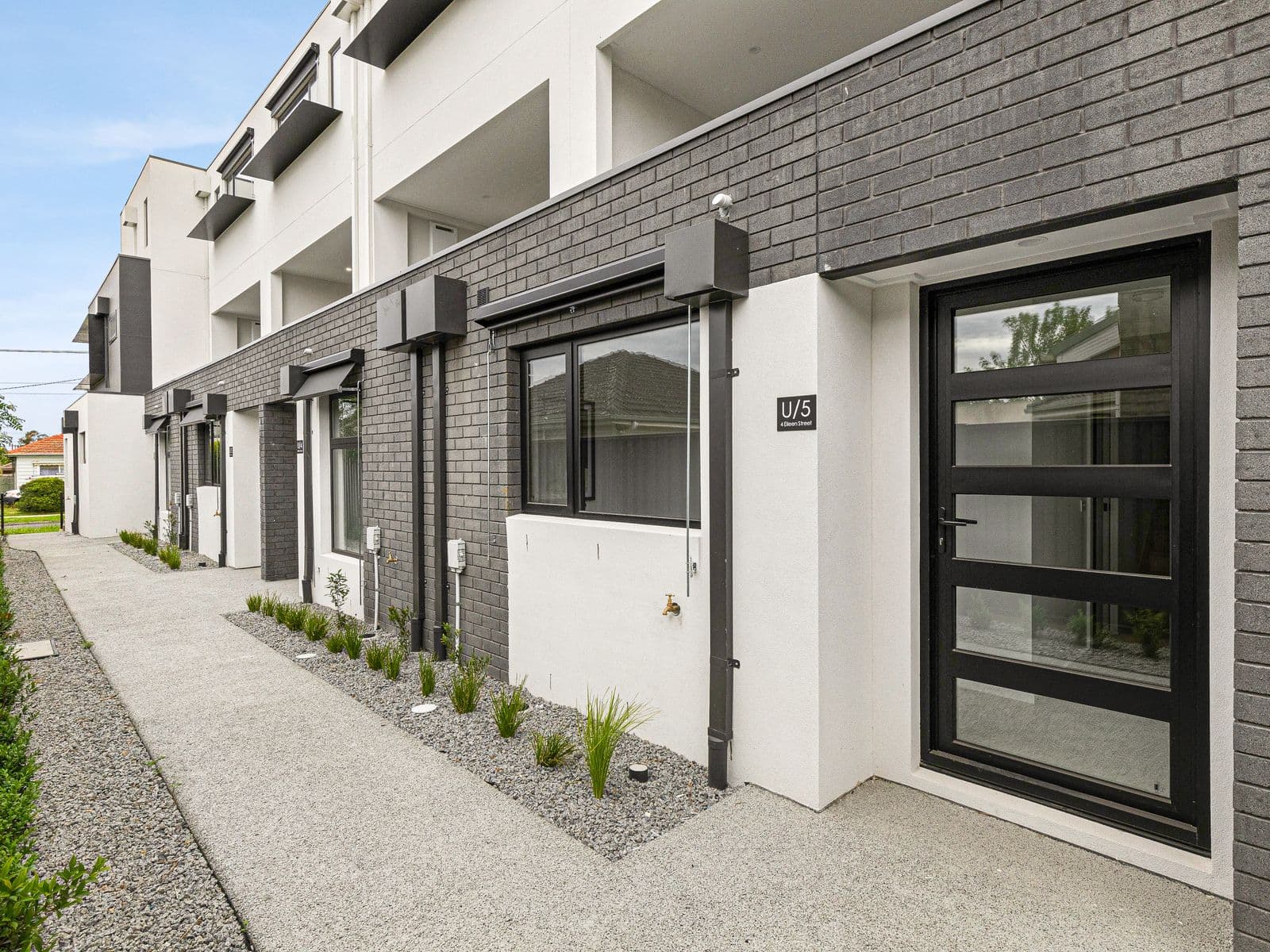4 Eileen Street, Hadfield - Thumbnail 2